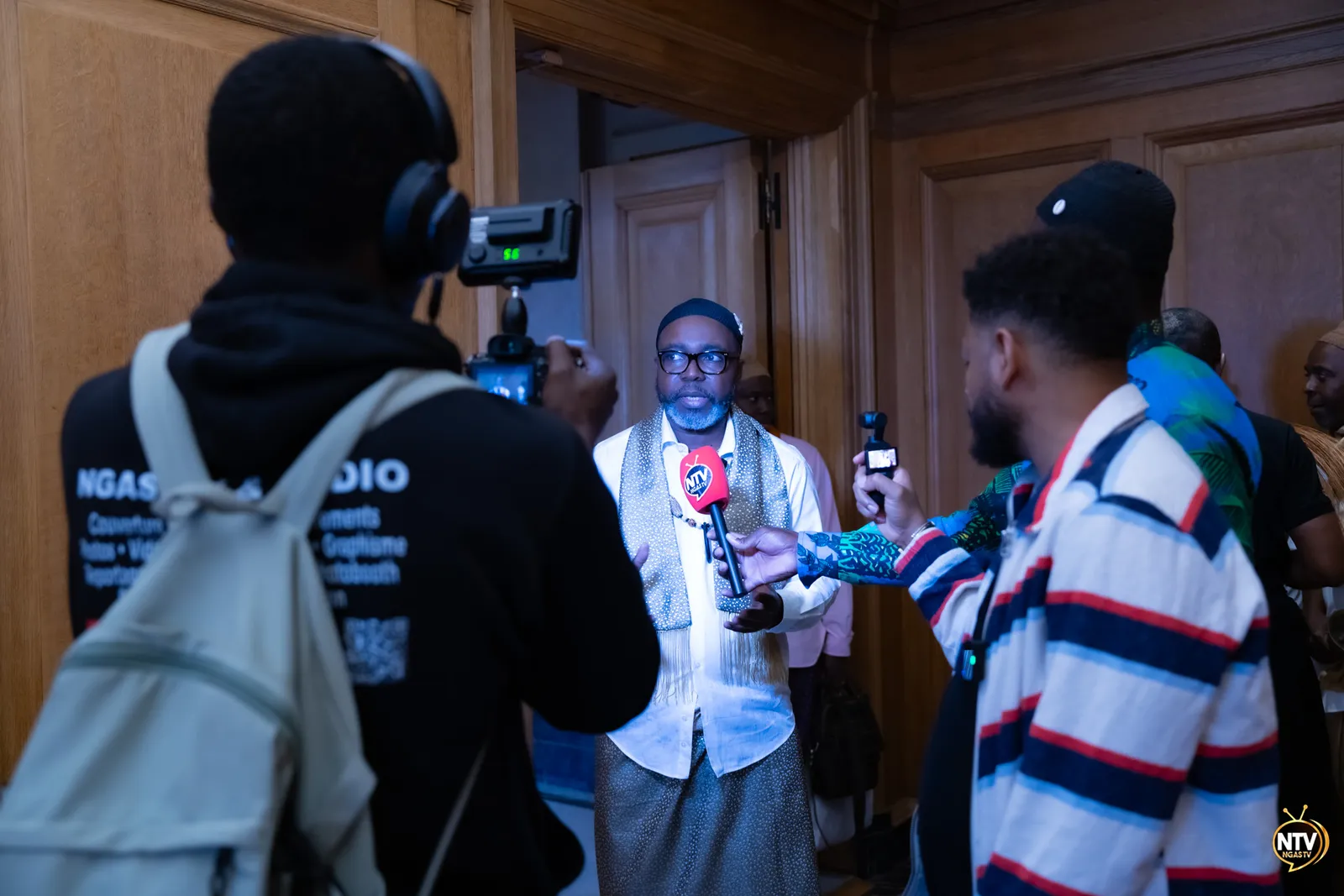 Visit to Montreal City Hall and signing of the guest book — photo 12